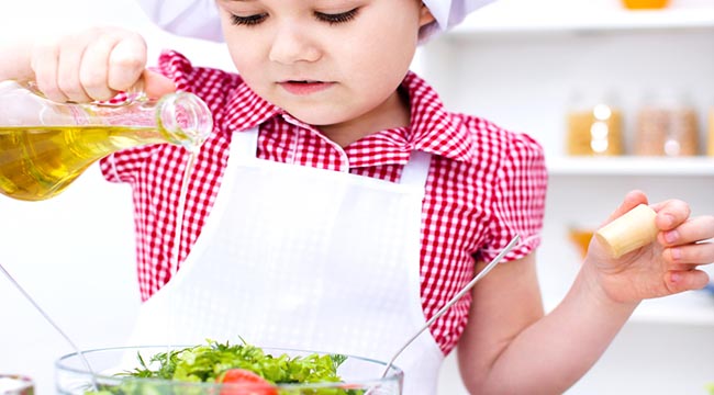 Cách giúp trẻ hết biếng ăn bằng việc để bé tham gia chuẩn bị bữa ăn